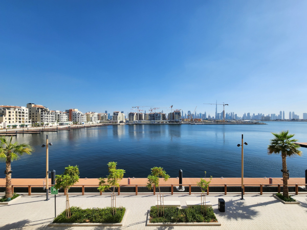 Yachthafen- und Dubai-Skyline-Blick